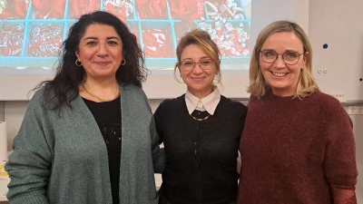 Für einen ebenso interessanten wie unterhaltsamen Abend in italienischer Sprache sorgten die Leiterin der Amici die Desenzano Amberg Susy Herrmann-Wolters (rechts) sowie Carmen Biangardo (links) und Silvia Bertino-Trapp (Mitte) von den Amici d’Italia Regensburg. (Bild: Susanne Schwab)