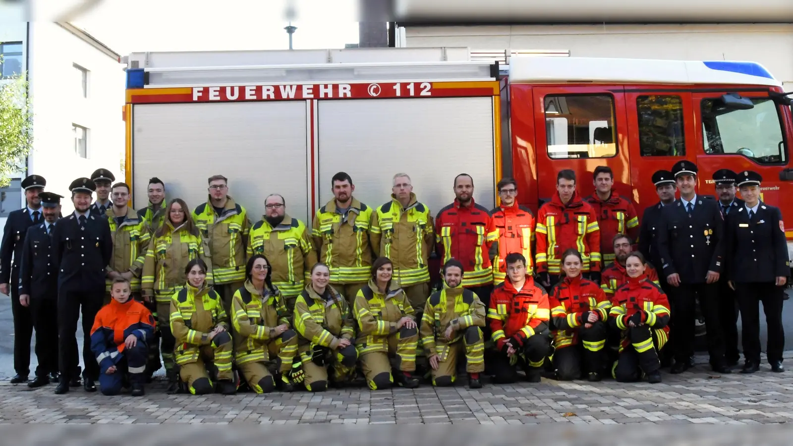 Die Sechzehn Teilnehmer mit erfolgreich abgelegter Abschlussprüfung, sowie die Kommandanten und Ausbilder der Feuerwehr Pirk und Schirmitz. Mit im Bild die beiden Schiedsrichter Kreisbrandmeister Ausbildung II Michael Roith (links außen) und Kreisbrandmeisterin Carola Adam (rechts außen). (Bild: Margareta Czichon)