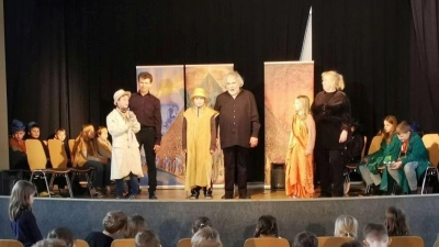 Mit professionellen Gesang begleiteten Sopransängerin Silke Orecharov, Tenor Heinrich Schopf und Basssänger Peter Kellner (v.r.) die Kinder durch die märchenhafte Handlung der Zauberflöte. (Bild: Karl Ziegler)