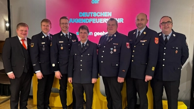 Ehrennadel in Silber der deutschen Jugendfeuerwehr: Johannes Schindler (3.v.l.), Peter Beer (5.v.l.), Konrad Spandl (4.v.l.). (Bild: Hans-Jürgen Schlosser)