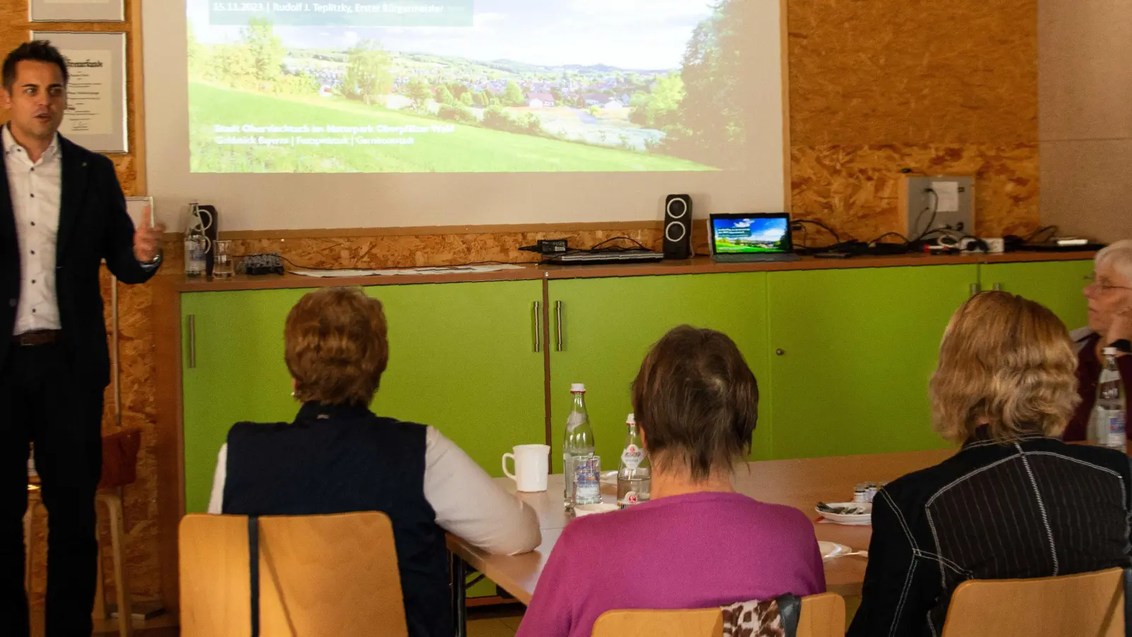 Bürgermeister Rudolf Teplitzki hält beim AWO-Seniorentreff in Oberviechtach einen Vortrag. (Bild: Welnhofer/exb)