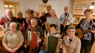 Die anwesenden Sänger und Musikanten beim Musikantentreffen im Sportheim.  (Bild: Egon Böhm)