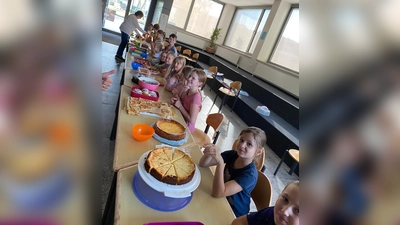 Schülerinnen und Schüler der Klasse K3-4 verkaufen Kuchen für den guten Zweck (Bild: Markus Lacher)