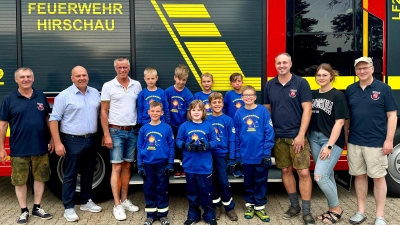 Die Freiwillige Feuerwehr Hirschau feierte das Fünfjährige ihrer Kinderfeuerwehr „Feuerfunken” im Rahmen eines großen Grillfestes. Zum Geburtstag gab es für die Kinder T-Shirts und Sweatshirts sowie speziell entworfene Hosen und Handschuhe. Von links: FW-Vorstand Michael Schuminetz, Sponsor Christian Reil, Bürgermeister Hermann Falk, einige „Feuerfunken”, 1. Kommandant Sebastian Jasinsky, Betreuerin Marina Schlaffer und 2. Vorstand Thomas Maier. (Bild: Werner Schulz)