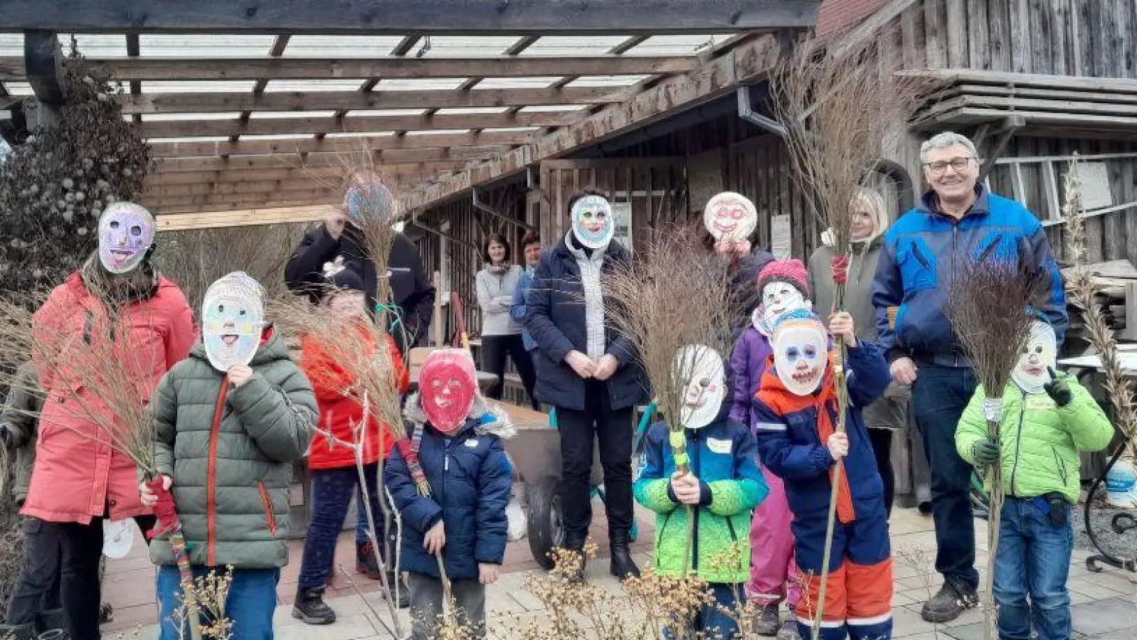 Stolz präsentieren die Kinder ihr selbst gebundenen Besen. (Bild: Josef Häckl)