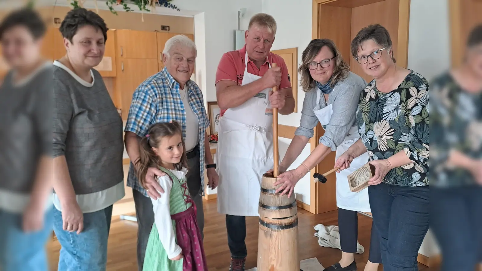 Von links: zweite KAB-Vorsitzende Melanie Bauer, kleine Zuschauerin und Zuschauer Armin Kellner, zweiter KAB-Vorsitzender Lothar Rauch, Vorsitzende Christine Pscherer und Simone Glaser vom engagierten Team. <br>Auch die Mehlmeiseler Kirwaburschen und -moidla besuchten traditionsgemäß das „Ausbuttern“.  (Bild: Gisela Kuhbandner)