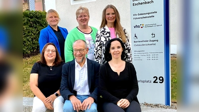 Mit bewährter „Frau- und Mannschaft” geht die VHS Eschenbach in die nächsten drei Jahre. Von links unten: Erste Vorsitzende Cornelia Spies, zweiter Vorsitzender Karl Lorenz, Beisitzerin Karolina Forster. Von links oben: Geschäftsführerin Angelika Denk, Beisitzerin Sabine Schultes, Beisitzerin Diana Wagener (neu hinzugewählt). (Bild: Bernhard Piegsa)