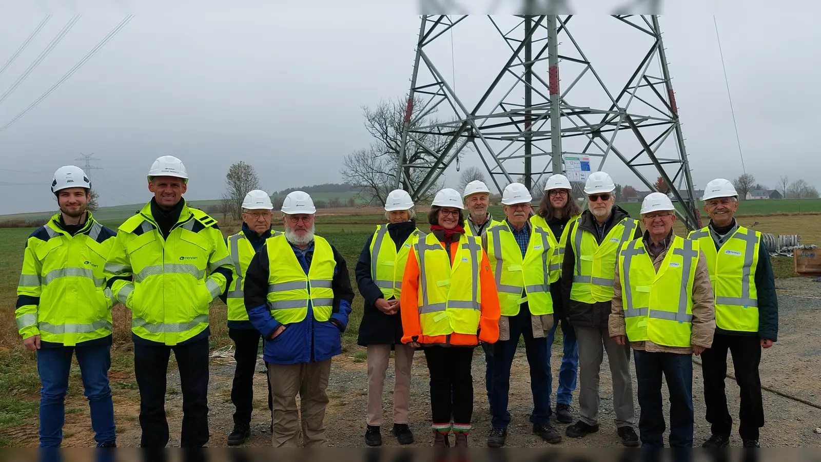 Die TenneT-Mitarbeiter Erik Brüning und Johannes Reinoso Guerra (von links) sowie Andreas Endres (nicht auf dem Foto) haben die Besucher der Akademie Steinwald-Fichtelgebirge rund um die Vorsitzende Martina von Waldenfels (in der Bildmitte) gut betreut.<br> (Bild: TenneT.)