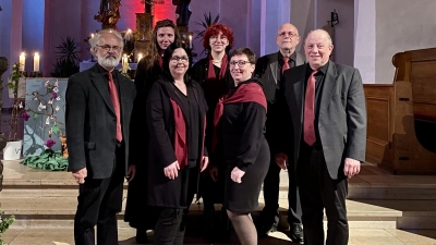 Das Bild zeigt die Chorschola mit Kirchenmusiker Michael Koch (rechts vordere Reihe). (Bild: Martin Bartmann)