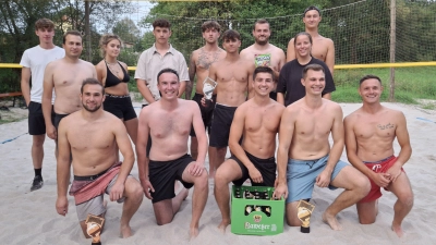 Turnierteilnehmer bei der Wiederherrstellung des Beachvolleyballfeldes in Pullenreuth (Grüne Mitte). (Bild: Alexander Hörl)