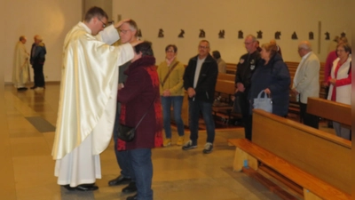 Pfarrer Thomas Kopp segnete die Ehepaare nach dem Gottesdienst einzeln. (Bild: Johann Adam)