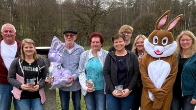 Thomas Graf (von links) mit den Gewinnern des Schätzspiels Beate Sporrer, Paul Bauer, Petra Schnabel, Simone Jelsch, Felix Schmelber und Sandra Schmelber sowie Osterhase Leonie Serfling und Organisatorin Sandra Serfling.  (Bild: Förderverein Freibad Ebnath/exb)