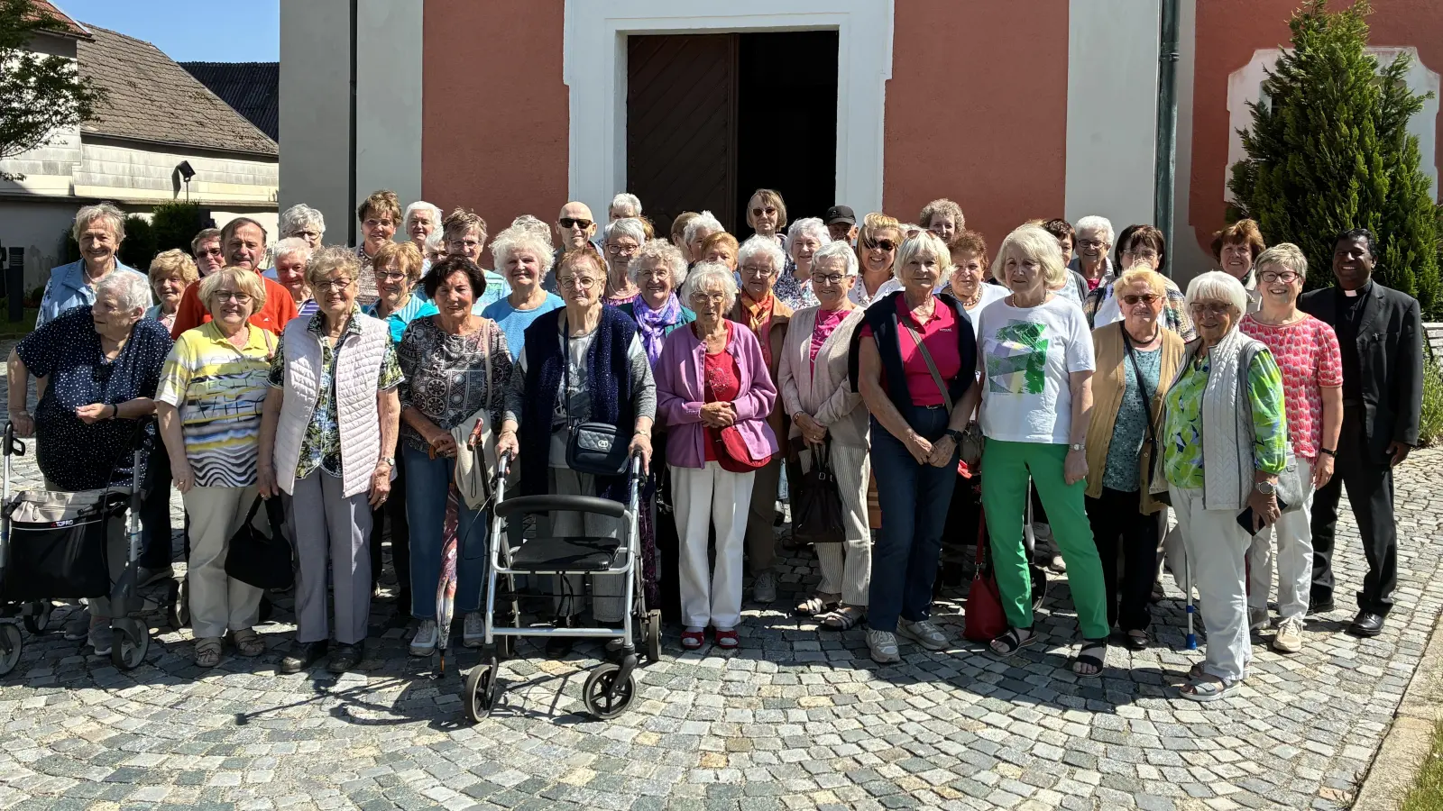 Gruppenbild der Senioren St. Elisabeth vor der Pfarrkirche St. Laurentius in Bad Neualbenreuth (Bild: Wolfgang Plonner)