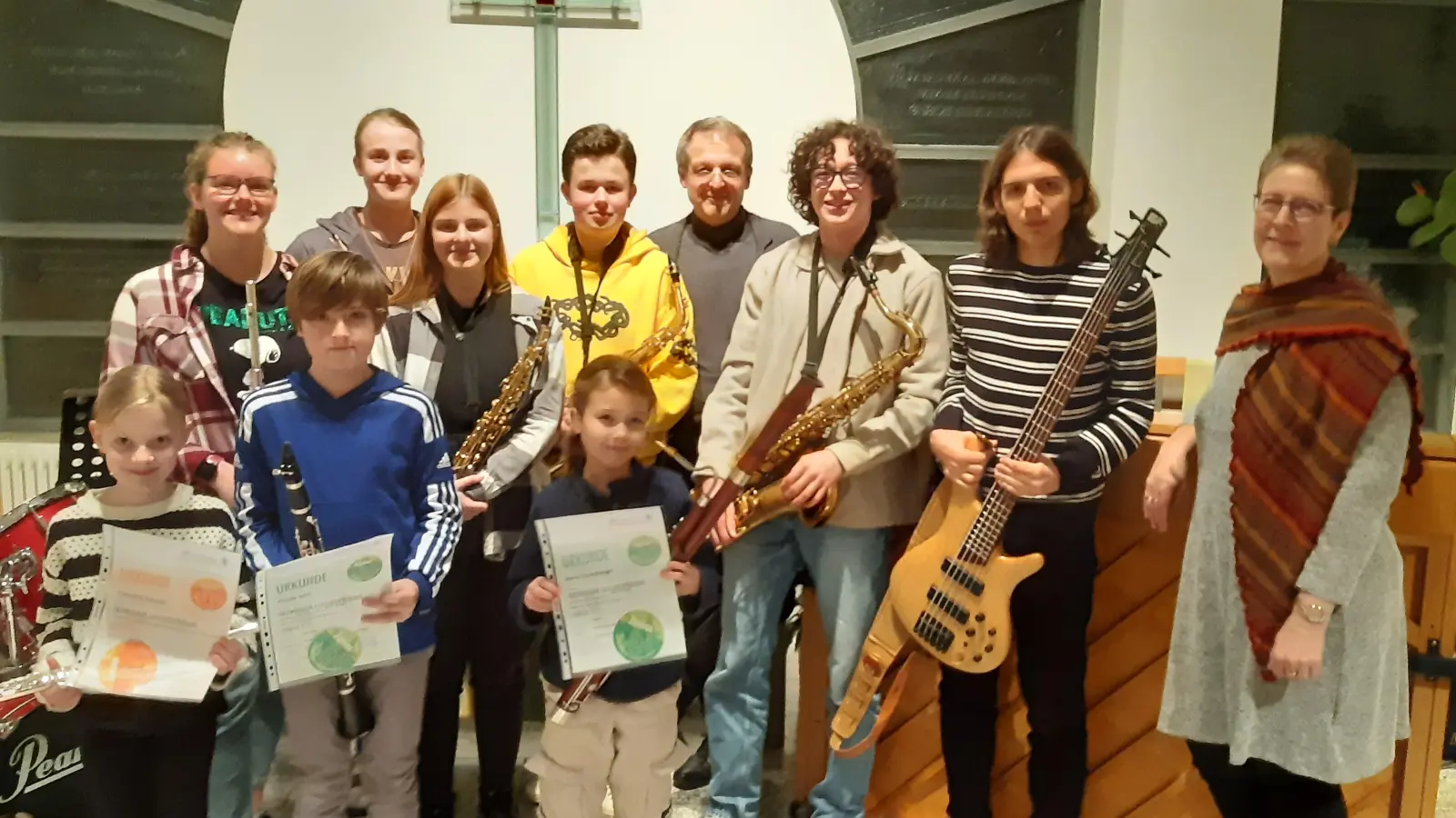 Auf dem Bild hinten der Lehrer Václav Eichler sowie ganz rechts die stellvertretende Leiterin Klaudia Kormann. (Bild: Kreismusikschule/exb)