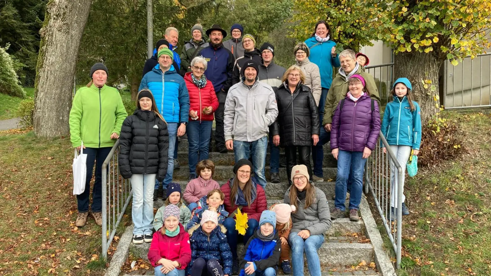 Teilnehmer der Herbstwanderung vor der Felixkirche in Neustadt  (Bild: Manuel Färber)