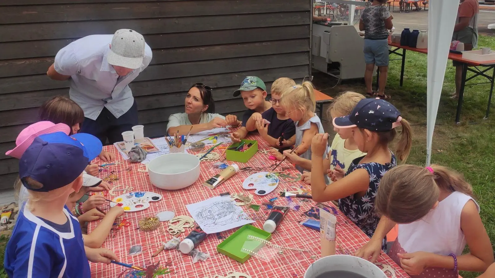 Die Kinder beim Ankerbasteln (Bild: Patricia Rewitzer)