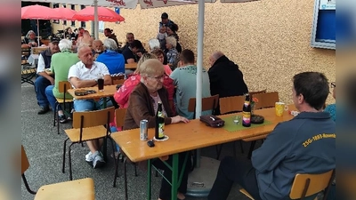 Schon zu Beginn waren die Tische und Bänke gut besetzt. (Bild: Reinhold Brandl)