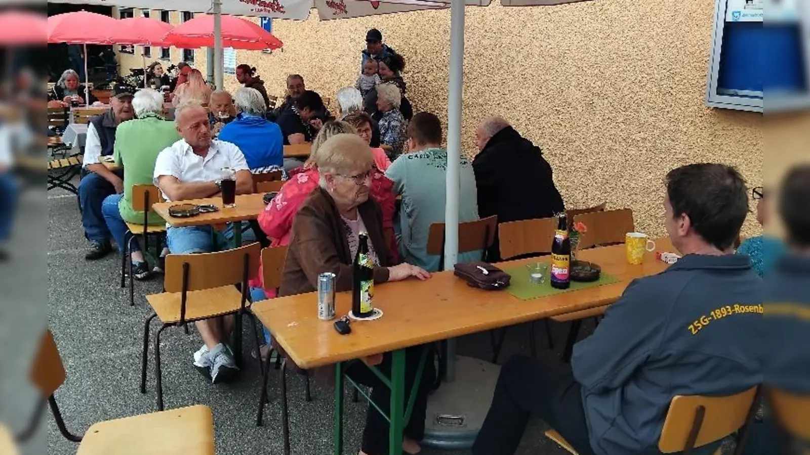 Schon zu Beginn waren die Tische und Bänke gut besetzt. (Bild: Reinhold Brandl)