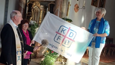  Die beiden Vorsitzenden Elisabeth Dietz (rechts) und Irene Zangl (links) mit Pfarrer Herbert Rösl bei der Segnung der neuen Schwenkfahne.<br> (Bild: Rita Schneeberger)