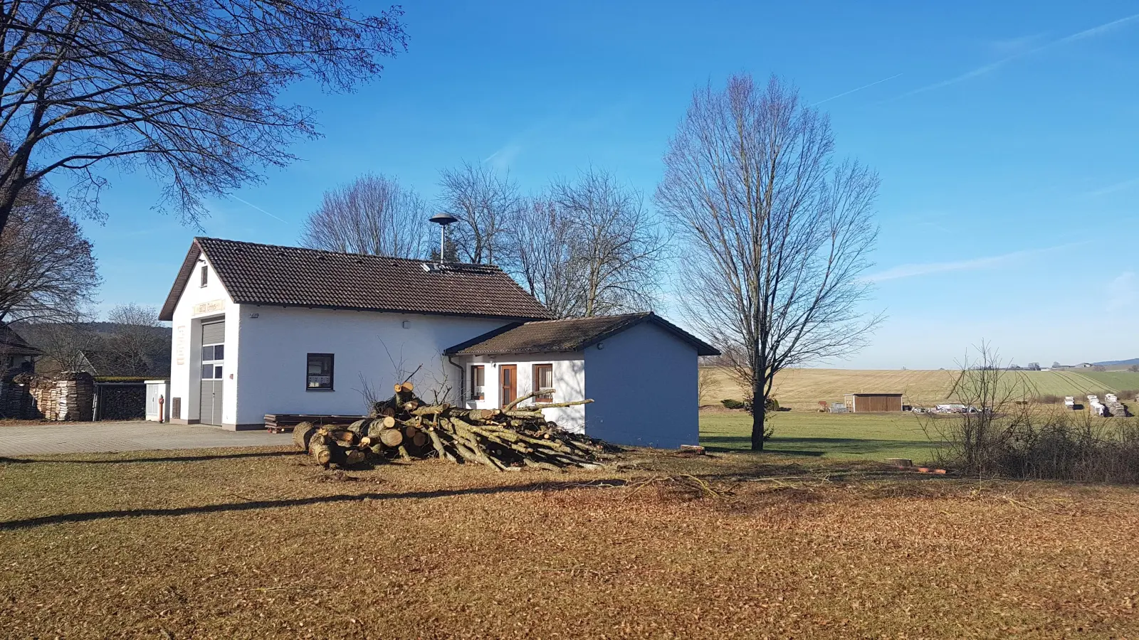 Neben dem Feuerwehrhaus soll in Eigenregie ein Geräteschuppen errichtet werden. Die Bäume auf dem Bauplatz wurden bereits beseitigt. (Bild: gi)