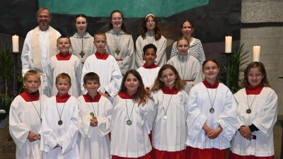Pfarrer Thomas Stohldreier und die Oberministrantinnen Sophia Hilburger und Romina Keck (hinten, von links) haben in einem feierlichen Gottesdienst gestaltet von Julia Plödt (hinten links) acht neue Ministranten (erste Reihe) aufgenommen. (Bild: Kerstin Kiener)