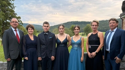 Verabschiedung der 9. Klasse der Mittelschule Schmidgaden vor dem Gasthof „Zum Steinköppl” in Etsdorf mit den drei Schulbesten. Von rechts: Andreas Altmann(2. Bürgermeister von Schmidgaden), K. Fritsch (Lehrerin 9. Klasse), Anni Piehler (1,8), Phelina Schleicher (1,0), Toni Maunz (1,4), Theresia Dobler (3. Bürgermeisterin Schmidgaden), Klaus Ruetz (Rektor) (Bild: Michaela Dirrigl)