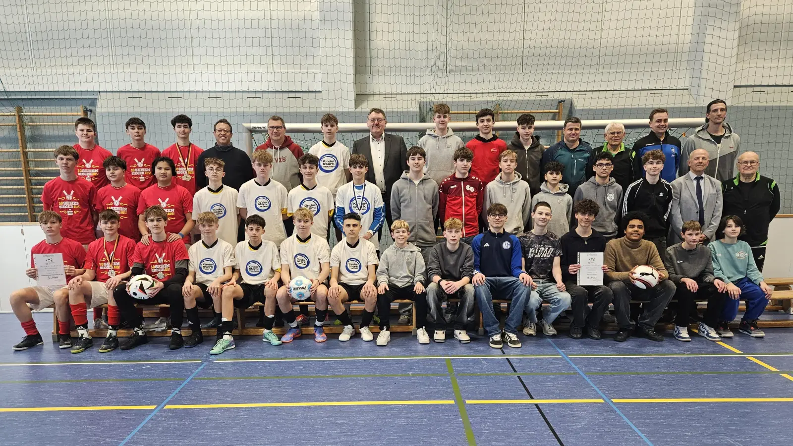 Die vier erstplazierten Jungen-Mannschaften der Hallen-Fußball-Landkreismeisterschaft der 7.-9. Klassen von links: 1. Walter-Höllerer-Realschule, 2. Hahnbach, 3. Realschule Auerbach und 4. HCA (mit hinten von links) Markus Binder, Konrektor Stefan Ottmann (Hahnbach), Bürgermeister Hans-Martin Schertl, Sportlehrer Pavel Hes (Realschule Auerbach), Schiedsrichter Christian Trummer, Alexander Merkl, und Willi Frank (HCA) sowie (2. Reihe von rechts) Karl Heinz Grollmisch und Günter Simmerl. (Bild: Karl Heinz Grollmisch)