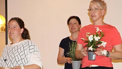 Los-Fee Julia Etzold sowie die Pflanzenverteilerinnen Barbara Eckl und Claudia Siegert (von links) bei der Arbeit.  (Bild: gru)