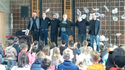 Begeistert folgten die Kinder der beiden Grundschulklassen der Aufführung in der Egelseeturnhalle in Vohenstrauß (Bild: Sonja Kramer)