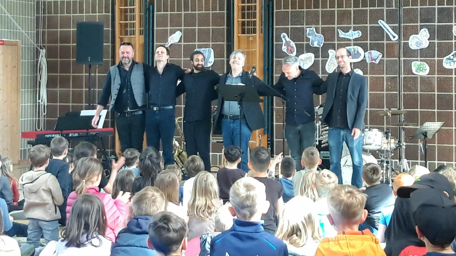 Begeistert folgten die Kinder der beiden Grundschulklassen der Aufführung in der Egelseeturnhalle in Vohenstrauß (Bild: Sonja Kramer)