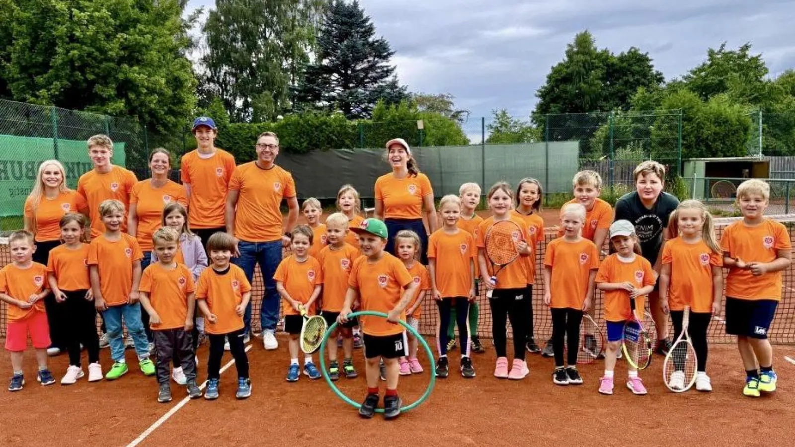 Unsere trainingsfleißigen Kinder mit Jugend- und Trainerteam (Bild: Christoph Janota)