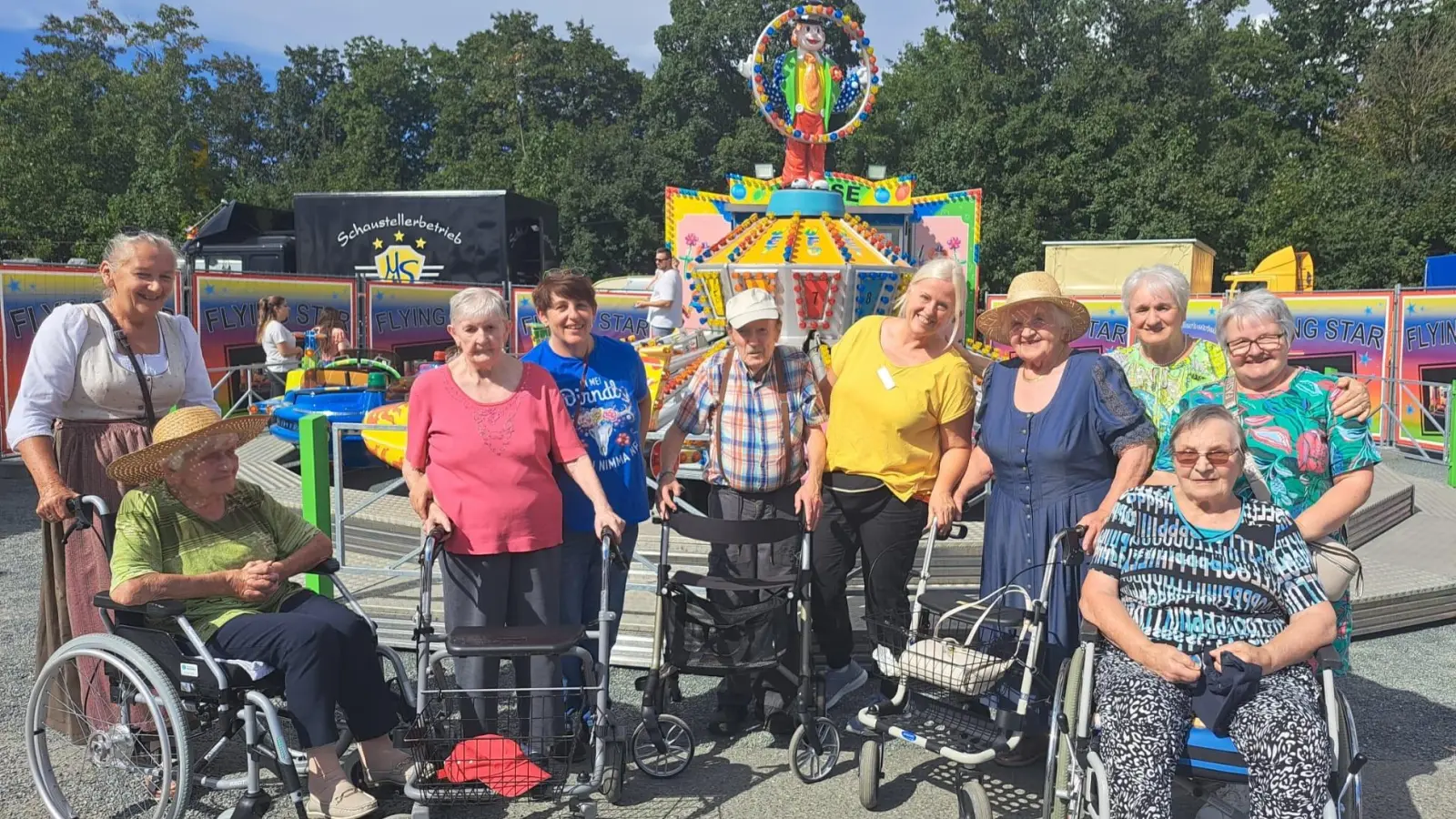 Senioren besuchen das Kemnather Wiesenfest. (Bild: Elke Engl)