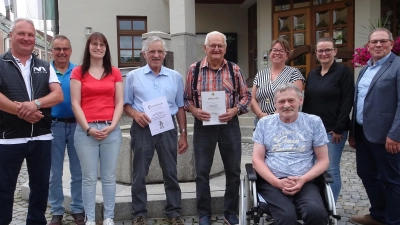(von links) 1.Vorsitzender Michael Lorenz, Beisitzer Martin Stigler, Schriftführerin Julia Rützel, Ehrenmitglied Michael Kiener, Ehrennadel in Gold Alois Gürtler, 2. Vorsitzende Veronika Biegerl, Kassenverwalterin Antje Ried, 2. Bgm. Egbert Völkl und vorne Beisitzer Hans Kraus (Bild: Martin Stigler)