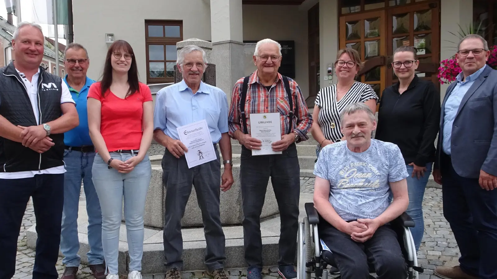 (von links) 1.Vorsitzender Michael Lorenz, Beisitzer Martin Stigler, Schriftführerin Julia Rützel, Ehrenmitglied Michael Kiener, Ehrennadel in Gold Alois Gürtler, 2. Vorsitzende Veronika Biegerl, Kassenverwalterin Antje Ried, 2. Bgm. Egbert Völkl und vorne Beisitzer Hans Kraus (Bild: Martin Stigler)