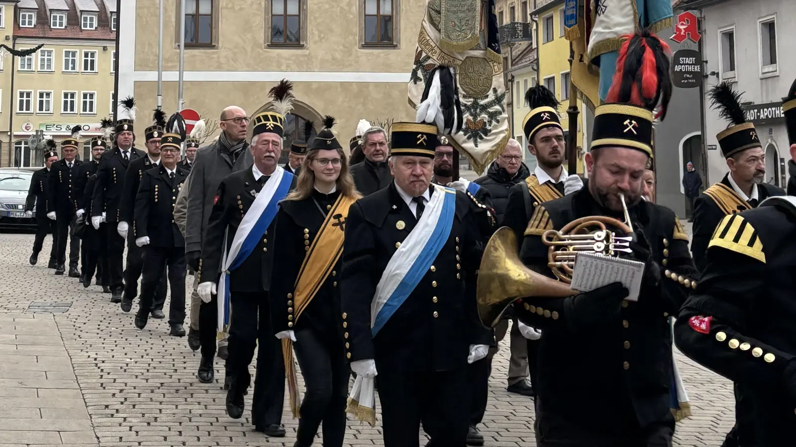 Die Bergknappenkapelle aus Sulzbach-Rosenberg begleitete den Bergknappenverein bei der traditionellen Barbarafeier in Auerbach. (Bild: Barbara Magerl)