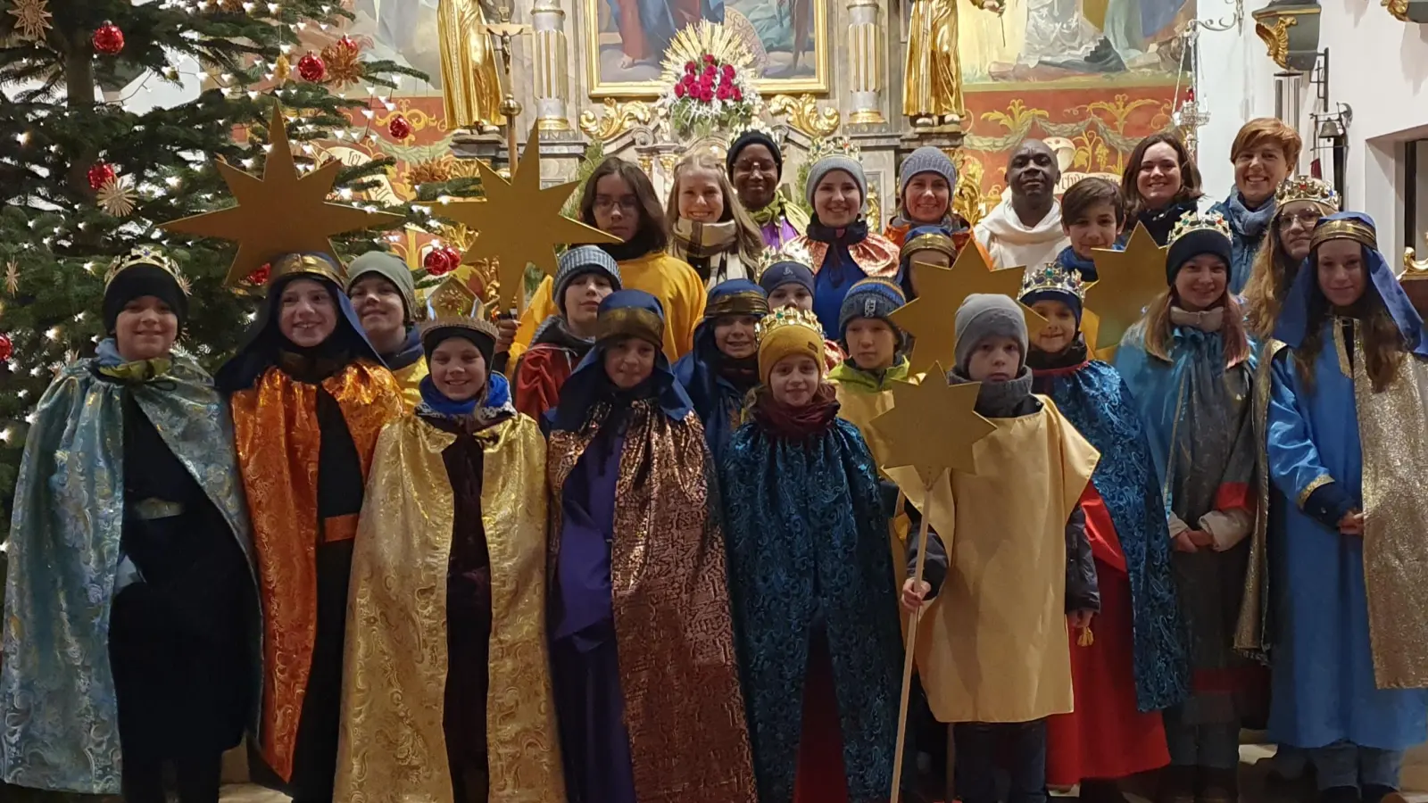 Sternsinger ziehen in Störnstein in fünf Gruppen von Haus zu Haus (Bild: mas)