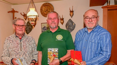 Verleihung des Wanderführerbüchleins an Josef Vogel, Manfred Lang und Reinhard Schwarz (von links nach rechts). (Bild: Dr. Siegfried Steinkohl)