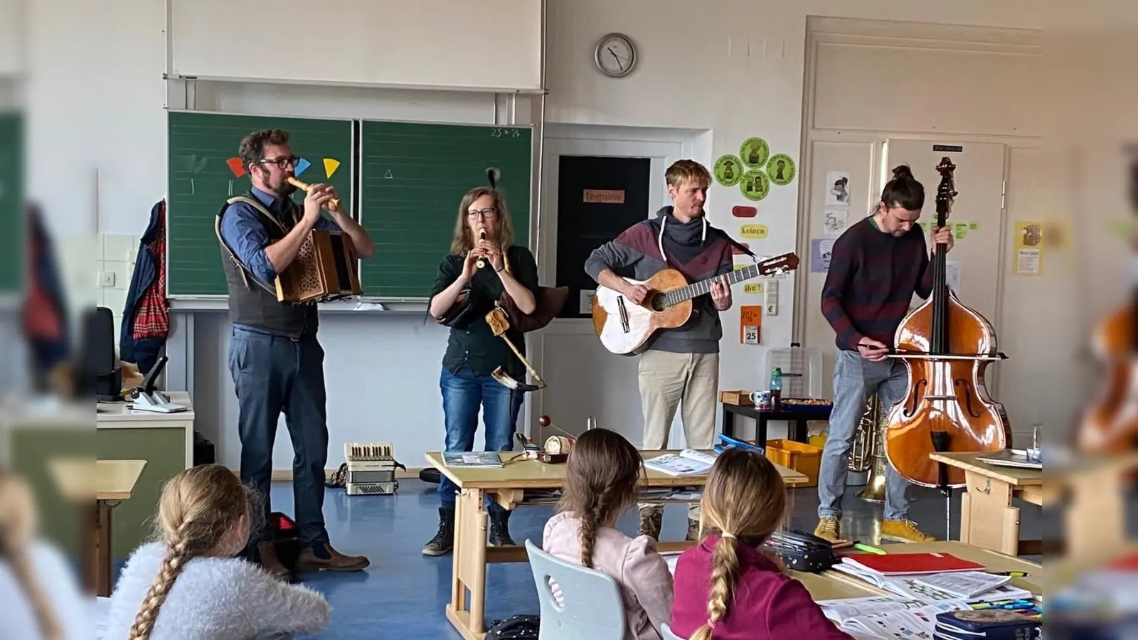 Stellvertretender Bezirksheimatpfleger Florian Schwemin war mit Lucia Wagner, Sebastian Gröller und Matthias Wolf in die Grundschule gekommen, um das Kinderliedprojekt des Bezirks vorzustellen (Bild: Grundschule Krummennaab/exb)