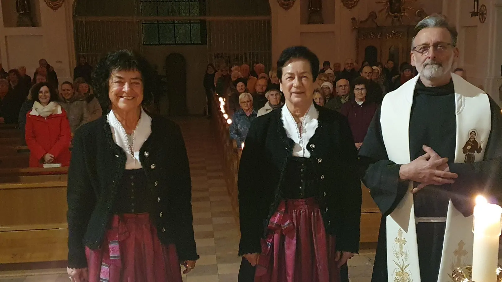 Pater Stanislaus freut sich mit den Zupfer-Moidln Renate und Waltraud (von rechts) über die gut besuchte Rorateandacht in St. Felix. (Bild: Martin Staffe)