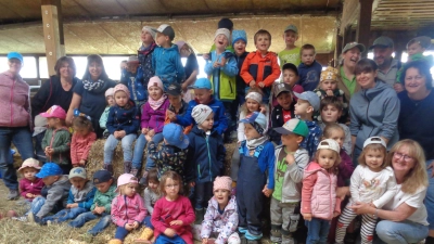 Die Kinder des Kinderhauses Steinwaldzwerge erlebten einen unvergesslichen Ausflug auf dem Bauernhof. (Bild: Kinderhaus Steinwaldzwerge/exb)