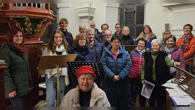 Simon Hoffmann (hinten links) leitet im dritten Jahr den Projektchor für Weihnachten in St. Dinonysius Neunkirchen (Bild: Beate Suttner)