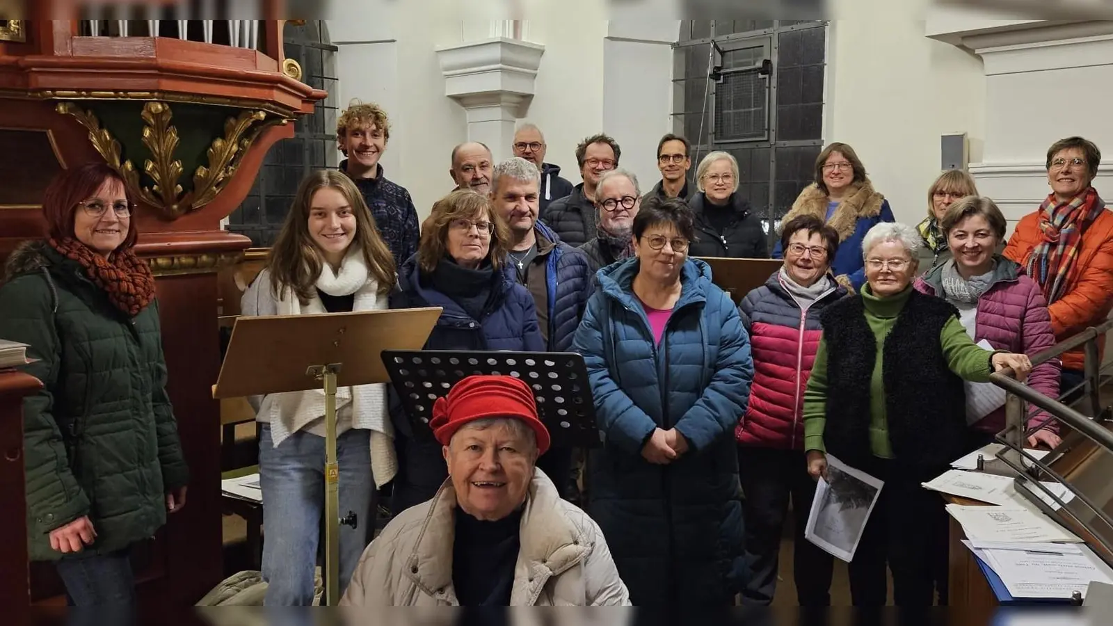 Simon Hoffmann (hinten links) leitet im dritten Jahr den Projektchor für Weihnachten in St. Dinonysius Neunkirchen (Bild: Beate Suttner)