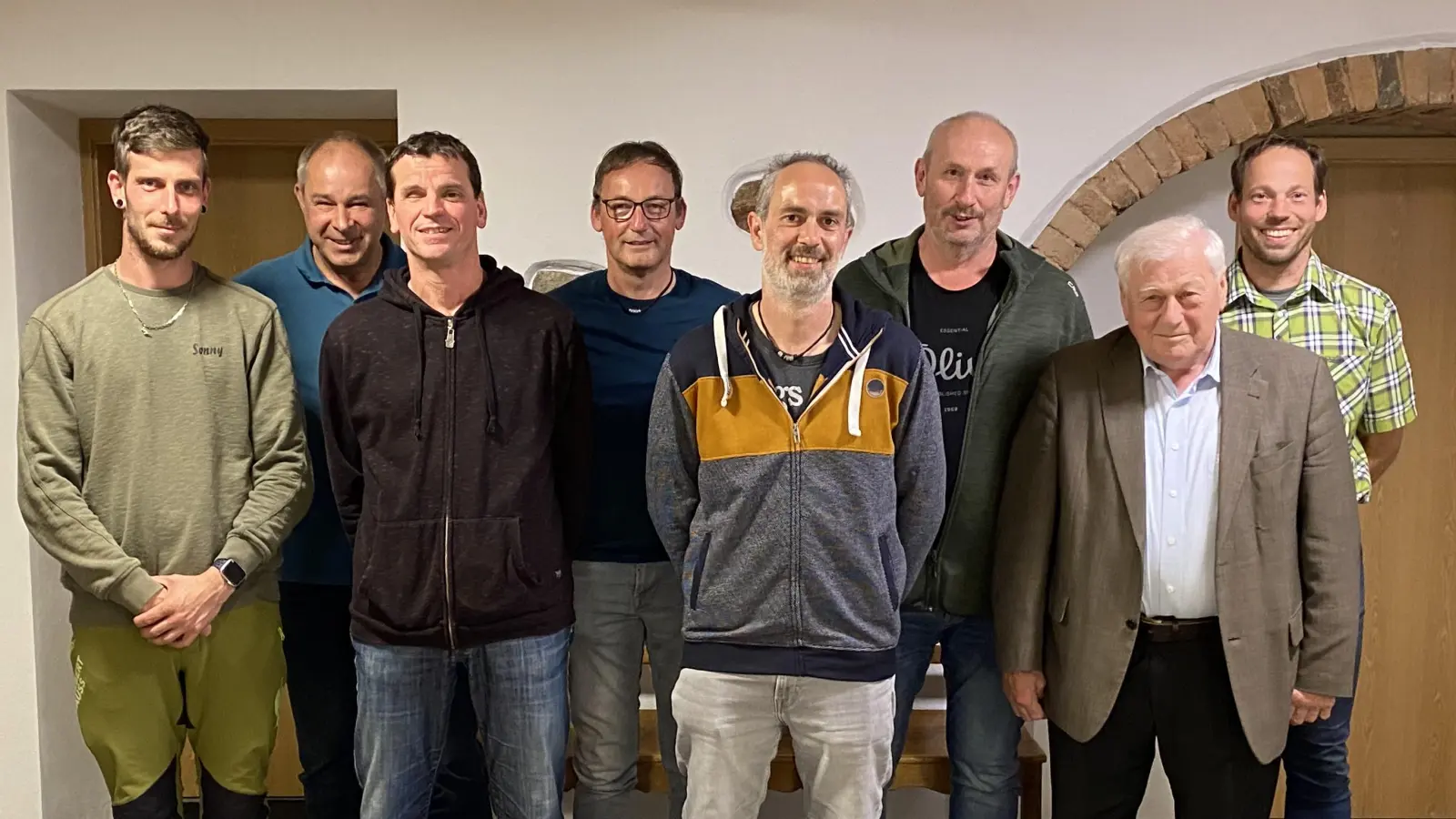 Neuer Jagdvorstand von Trefnitz mit 1.Vorsitzenden Christian Seegerer (1. von rechts hinten) und 1.Bgm.Johann Wilhelm (rechts vorne).  (Bild: Andreas Lippert)