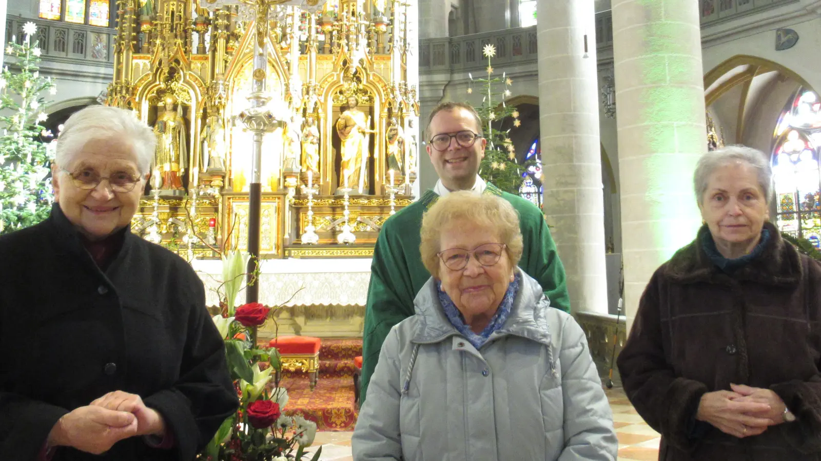 Vorne von links: Präfektin Ottilie Donhauser, Konsultorin Margarete Strobl und Kassiererin Doris Laußer. Hinten: Stadtpfarrer Thomas Helm.<br> (Bild: Katharina Müllers/exb)