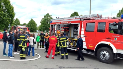 Informationen an den Einsatzfahrzeugen bestimmten das Geschehen beim Feuerwehrtag. Wer wollte, konnte hier aber auch selbst aktiv werden.  (Bild: Georg Lang)