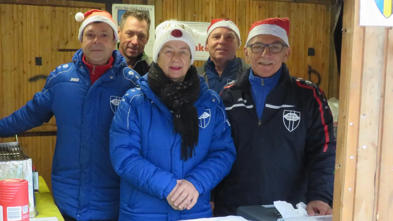 Mit allerlei Suppen, Bratwürsten und Getränken versorgte Vorsitzender Juan Vilas und sein Team die Gäste am Weihnachtstandl (Bild: Johann Adam)