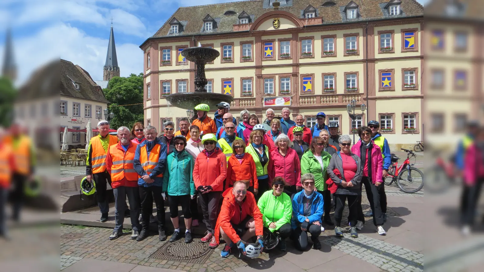 Das Foto zeigt die VHS-Radgruppe bei einem Zwischenstopp auf dem Marktplatz von Neustadt a. d. Weinstraße, der heimlichen Weinhauptstadt Deutschlands. Im Hintergrund das barocke Rathaus. (Bild: mül)