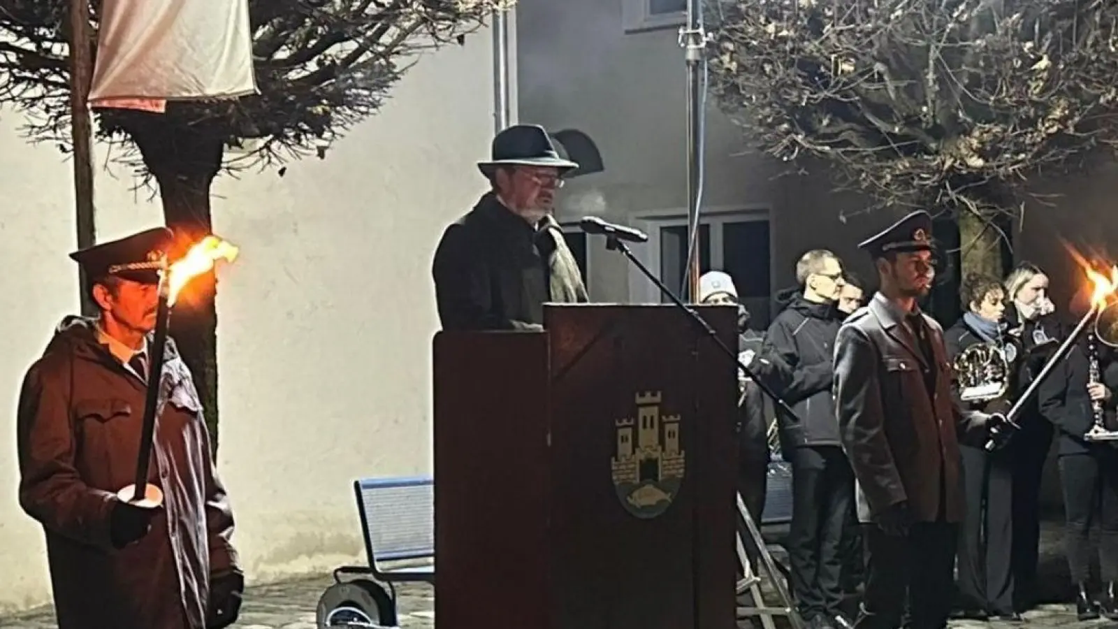 Nabburgs 1. Bürgermeister Frank Zeitler spricht auf der Gedenkfeier zum Volkstrauertag in Nabburg.  (Bild: Bernd Hoffmann)