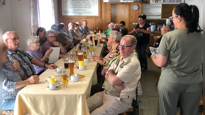 Gut besucht war die Muttertags- und Vatertagsfeier des VdK Mantel. Mütter bekamen Blumenstücke, die Herren was Süßes. Kaffee- Torten und ein Getränke waren frei.  (Bild: Eva Seifried)