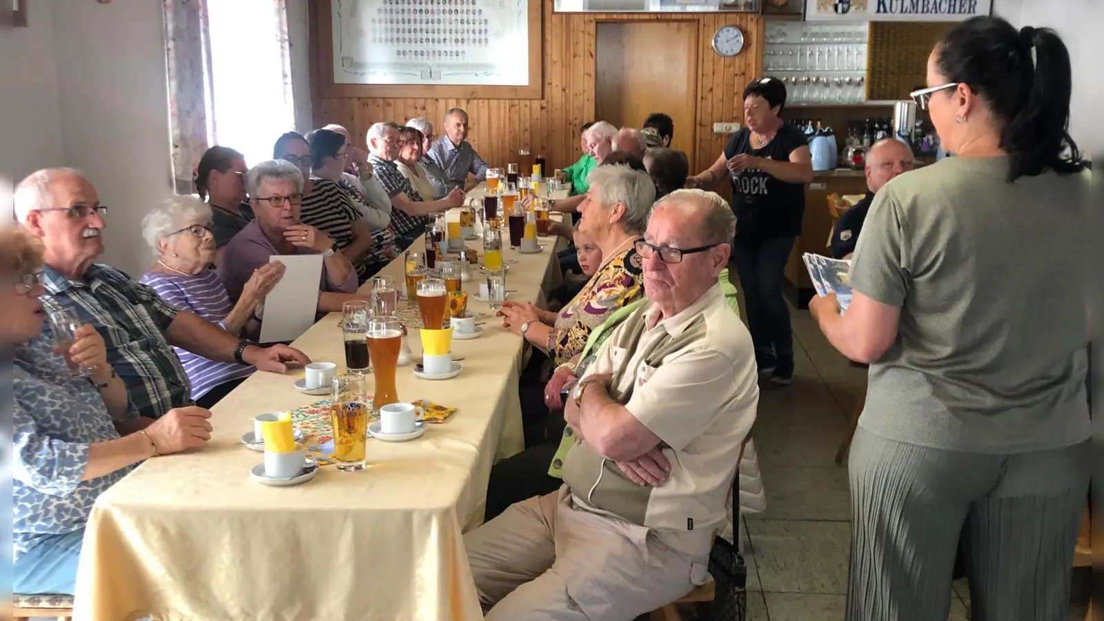 Gut besucht war die Muttertags- und Vatertagsfeier des VdK Mantel. Mütter bekamen Blumenstücke, die Herren was Süßes. Kaffee- Torten und ein Getränke waren frei.  (Bild: Eva Seifried)